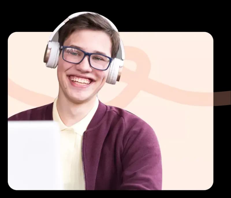 Усміхнений учень у навушниках